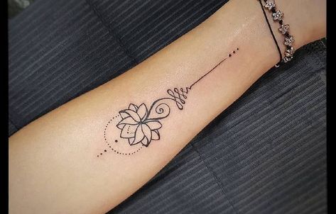 Idées de tatouages ​​​​idées unalome et leur signification Tatouage Resilience, Lotus Tattoo Back, Tattoo 2024, Unalome Tattoo, Besties Forever, Arrow Tattoos, Lotus Tattoo, Feminine Tattoos, Mini Tattoos