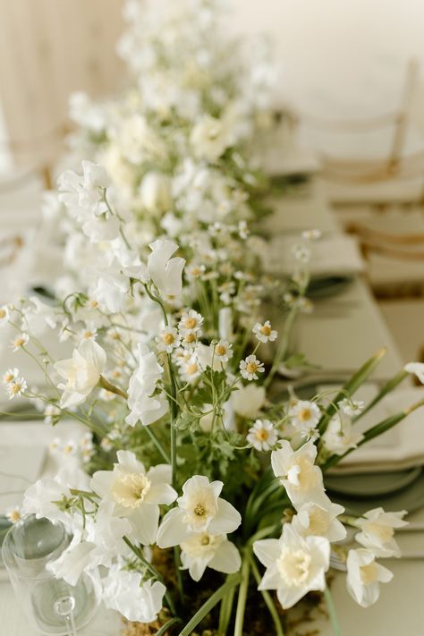 Long Table Flowers, Creative Centerpieces, Wedding Extras, Wyoming Weddings, Green Centerpieces, Green Wedding Flowers, Long Tables, Phuket Wedding, 2025 Wedding