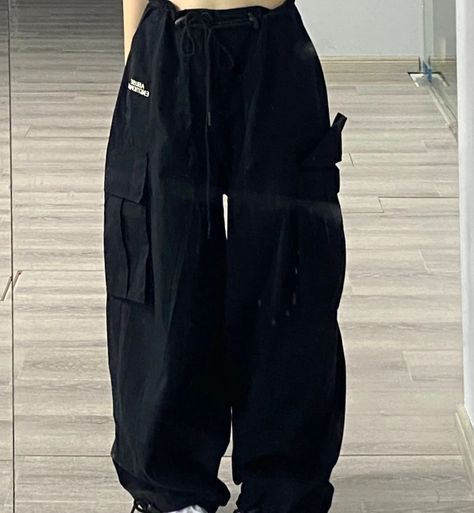 Black Cargo Pants Women, Trousers Baggy, How To Style Cargo Pants Women, How To Style Cargo Pants, Fashion Trousers, Korean Streetwear, Black Cargo Pants, Aesthetic Kpop, Black Cargo