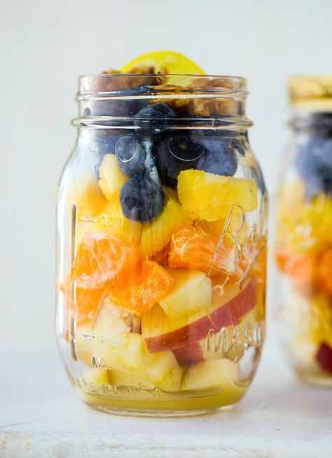 Vegan Snack Recipe: Fruit Salad in a Jar — Snack Recipes from The Kitchn Fruit Salad In A Jar, Mason Jar Snacks, Jar Breakfast, Jar Fruit, Easy Desert, Salad Jars, Salad Jar Recipe, Breakfast In A Jar, Mason Jar Desserts