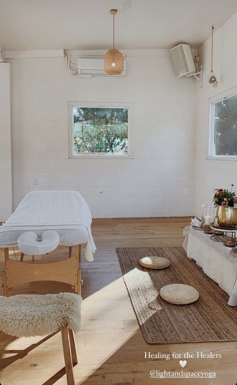 Yoga And Massage Studio, Neutral Massage Room, At Home Massage Studio, Teraphy Room, Earthy Massage Room, Home Massage Studio, Small Spa Room Ideas, Facial Room Design, Small Massage Room Ideas