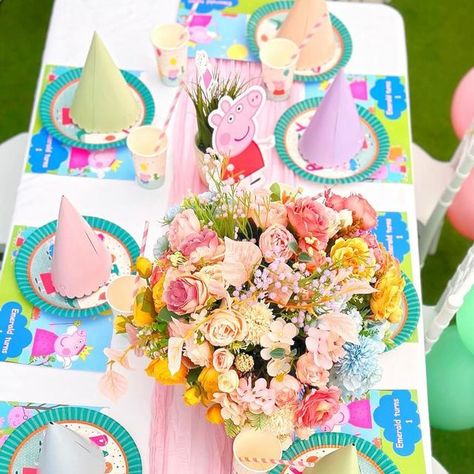 Event Planning | Design | Decor on Instagram: "Calling all Peppa pig fans 💫 Peppa Pig party 💫  Emerald turned 1 this weekend. Thank you mummy for trusting us to decorate and style your party. 🤍  Fun food & kids entertainment @gfpartyservice  Kids tables & chairs @festivefloats" Peppa Pig Table Decoration, Peppa Pig Birthday Party Decorations, Kids Tables, Pig Birthday Party, Peppa Pig Birthday Party, Peppa Pig Party, Pig Party, Peppa Pig Birthday, Pig Birthday