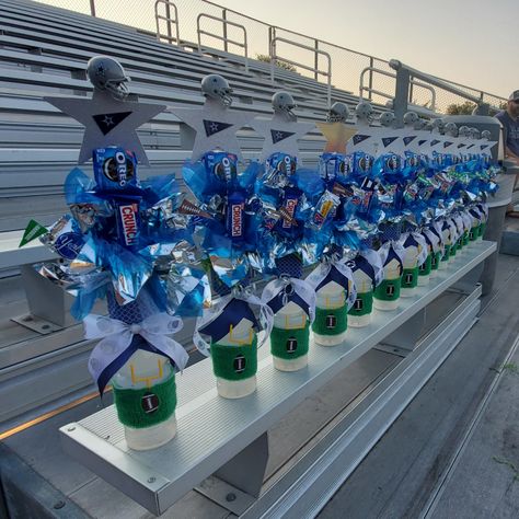 Football Candy Bags Ideas, Gatorade Candy Bouquet Diy, Football Homecoming Gifts For Boys, Youth Football Homecoming Ideas, Football Candy Bouquet, Homecoming Gifts For Football Players, Football Wreath Diy, Cheer Homecoming, Homecoming Gifts