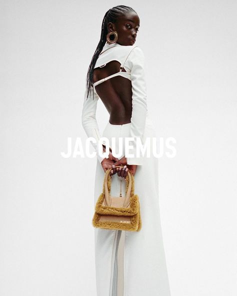 Jacquemus Editorial Fashion Photography, Jacquemus Campaign Editorial, Bag Editorial Photography Studio, Modeling Bags Pose, Model Bag Pose, Photoshoot Bags Ideas, Jacquemus Photoshoot, Purse Editorial, Jacquemus Ad