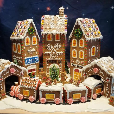 Gingerbread House Village Display Ideas, Ginger Bread House Contest Ideas, Gingerbread House Village Ideas, Gingerbread House Town, Gingerbread House Village Display, Ginger Bread Village, Gingerbread House Ideas Contest, Gingerbread Village Display, Gingerbread House Display