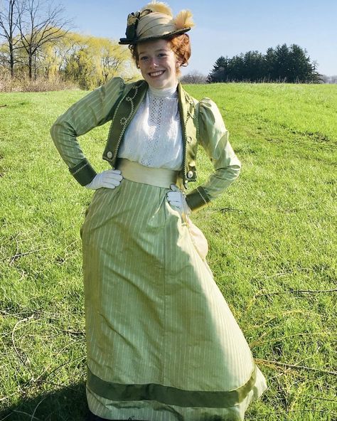 Anne with an e behind the scenes Anne With An E Halloween Costume, Anne With An E Aesthetic Outfits, Anne With An E Cosplay, Anne With An E Fashion, Anne With An E Blue Dress, Anne With An E Costumes, Anne Of Green Gables Set Design, Anne With An E Clothes, Anne With An E Outfits Inspiration