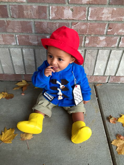 Paddington baby Halloween Paddington Costume, Paddington Birthday, Paddington Bear Party, Oso Paddington, Dress Up Ideas, Toddler Fancy Dress, Boys Fancy Dress, Book Character Day, Baby Fancy Dress