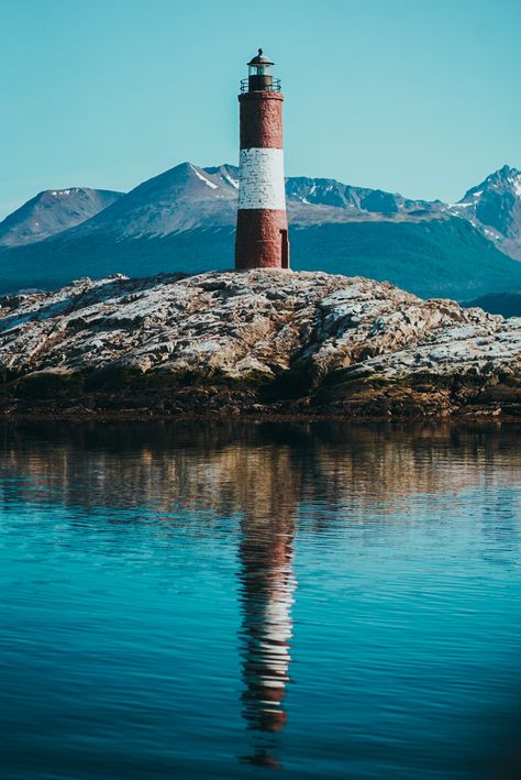 El faro del fin del mundo, Ushuaia. Patagonia Argentina, Beautiful Lighthouse, Ushuaia, Architecture Sketch, Latin America, Vacation Trips, Calgary, Travel Dreams, South America