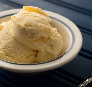 Paw Paw Ice Cream Recipe Pawpaw Recipes, Paw Paw Fruit, Lemon Ice Cream, Frozen Custard, No Churn Ice Cream, Paw Paw, Ice Cream Recipe, Cream Desserts, England Style