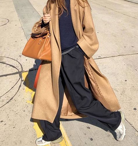 Winter Pant, Camel Coat Outfit, Street Style Fall Outfits, Style Casual Chic, Coat Street Style, Sneakers Looks, Coat Outfit, Instagram Style, Casual Weekend