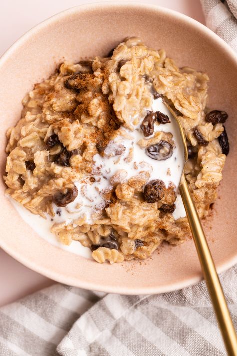 Oatmeal With Raisins, Cinnamon Raisin Oatmeal, Raisin Oatmeal, Oatmeal How To Make, Old Fashioned Oatmeal, Cinnamon Oatmeal, Warm Breakfast, Cinnamon Coffee, Breakfast Bites