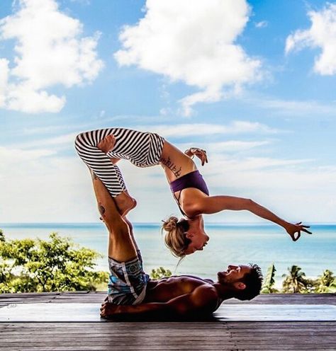 25 AcroYoga Couples Who Prove Nothing Is Sexier Than Being Fit Together Acroyoga Couple, Couple Yoga, Couples Yoga Poses, Acro Yoga Poses, Photo Yoga, Couples Yoga, Yoga Apparel, Partner Yoga, Yoga Posen