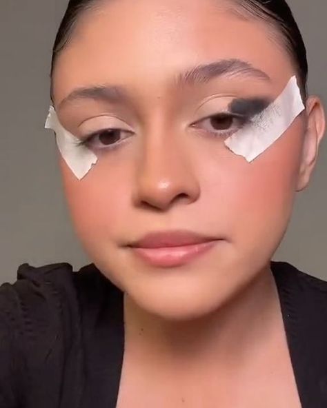 Eyeshadow With Tape, How To Put Eyeshadow, Tape Eyeshadow, Bridal Makeup Tutorial, Simple Eyeshadow, Smokey Eye Tutorial, Simple Makeup Looks, Makeup Tips For Beginners, Eyebrow Shape