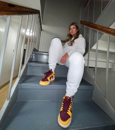 University Gold Dunks Outfit, Dunks Outfit, Daily Fits, Zapatillas Nike Air, Effortlessly Chic Outfits, Nike Outfits, Casual Fall Outfits, Dunk Low, Daily Workout