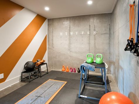 Basement Workout Room From HGTV Smart Home 2014 | HGTV Smart Home 2014 | HGTV Basement Workout Room, Basement Home Gym, Basement Gym Ideas, Workout Room Decor, Sofa Santai, Workout Room Home, Stripe Wall, Basement Gym, Exercise Room