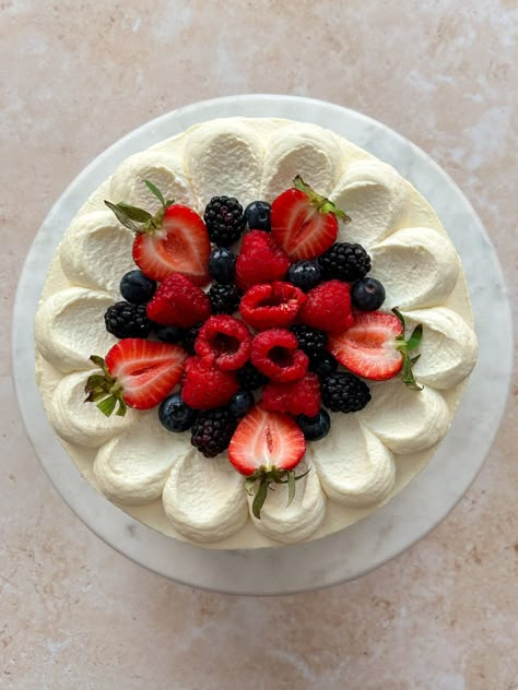 Berry Chantilly Cake - BAKE WITH ZOHA Fresh Fruit Cake Decoration, Whole Foods Chantilly Cake, Quick Quiche, Berry Chantilly Cake, Casseroles Easy, Chantilly Cake, Fruit Cake Design, Bd Ideas, Fresh Fruit Cake