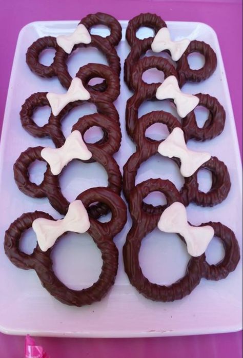 Minnie Mouse birthday party pretzels! See more party ideas at CatchMyParty.com! Mom Party Ideas, Minnie Mouse Birthday Party Ideas, Birthday Minnie Mouse, Minnie Y Mickey Mouse, Minnie Birthday Party, Mickey Mouse Clubhouse Birthday, Mom Party, Minnie Mouse Cake, Minnie Party