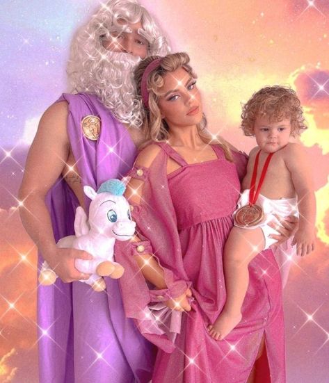 Zeus And Hera Costume, Disney Zeus, Zeus Costume, Meg Costume, Hercules Costume, Disney Family Costumes, Dad Costume, Meg Hercules, Old Halloween Costumes