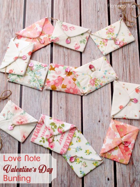 Love Note Valentines Day Bunting Bunting Tutorial, Love Surprise, Valentine Bingo, Saint Valentin Diy, Valentines Bricolage, Lil Luna, Heart Quilt Pattern, Fabric Envelope, Love Note