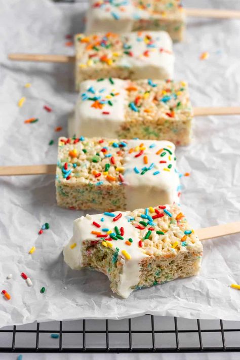 Make Rice Crispy Treats, Rice Krispie Treat Pops, Covered Rice Krispie Treats, Chocolate Covered Rice Krispie Treats, Rice Crispy Bars, Krispy Treats Recipe, Rice Krispies Recipe, Roblox Party, Roblox Birthday