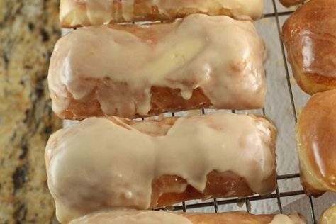 Vanilla creme long johns with a maple glaze Long John Donuts, Maple Rolls, Maple Donuts Recipe, Long John Donut, Raised Donuts, Cream Filling Recipe, Cream Filled Donuts, Vanilla Cream Filling, Donut Filling