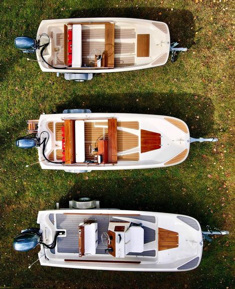 ~ The Fleet ~ Here is a pretty trio of restored vessels from @readfasse, follow him to check out his talent! @Boston_Whaler @SeaDek 📸 @ReadFasse Boston Whaler Restoration, Sailboat Hull Colors, Hewescraft Boats, Boston Whaler Boats, Bass Boat Seats, Outboard Boat Motors, Mercury Outboard, Flats Boat, Boston Whaler