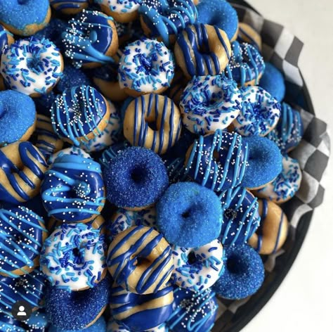 Royal Blue Treat Table, Dark Blue And Gold Birthday Decor, Royal Blue Dessert Table Ideas, Blue Donuts Aesthetic, Dark Blue Sweet 16 Decorations, Dark Blue Food, Navy Blue Food, Gold Party Food, Navy Blue Sweet 16