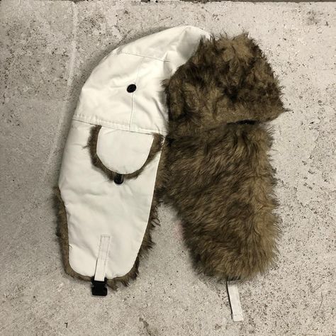 Y2K Grunge Skiwear Skater White Fur (Faux) Ushanka Trapper Hat Cap Cyber Ravewear Size: OSFM Condition: Good Condition (No Noticeable Flaws) Cost: $35 + Shipping Measurements: ⭐️ Length: / ⭐️ Width: / *Send me a PM if interested, I’ll send you my banking details and will hold for 12 hours! *Feel free to chuck us questions/queries/offers our way! #y2k #thrift #secondhand #grunge #bohemian #thrifted #fashion #indie #punk #clothing #baddie #streetwear #90s #vintage Baddie Streetwear, Grunge Bohemian, Indie Punk, Y2k Thrift, Thrifted Fashion, Punk Clothing, Streetwear 90s, Trapper Hat, Trapper Hats