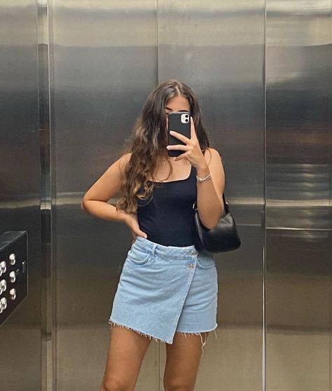 Casual Girly Outfits Summer, Outfit With Black Top, Skorts Skirts Outfit, Casual Girly Outfits, Jean Skirt Outfit, Europe Outfits Summer, Jean Skirt Outfits, La Outfits, Europe Outfits