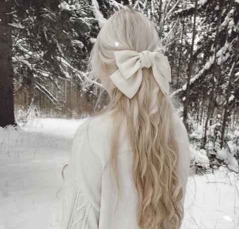 Snow Princess Aesthetic, Ice Princess Aesthetic, Winter Princess Aesthetic, Winter Oc, 헬로키티 배경화면, Sakura Anime, Ice Blonde Hair, Christmas Pfp, Pelo Anime