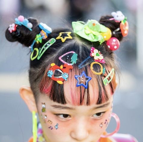 Decora Japanese Fashion, Harajuku Photoshoot, Decora Aesthetic Outfits, Maximalist Photoshoot, Decora Fashion Aesthetic, Harajuku Fashion Hair, Harajuku Hairstyle, Decora Fashion Outfits, Harajuku Fashion Aesthetic