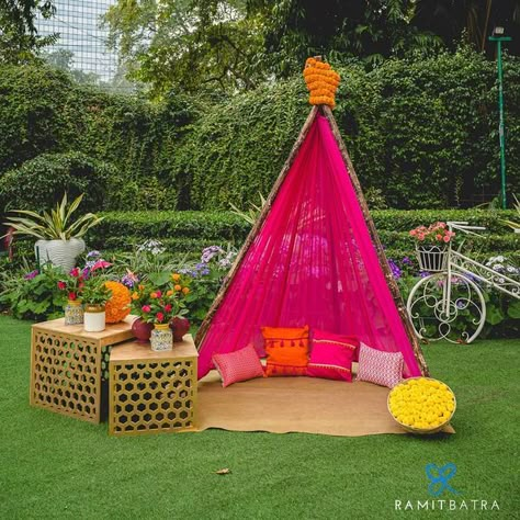 Easy Peasy Photobooth Ideas For Intimate Weddings Indian Wedding Photobooth Ideas, Selfie Corner Ideas Photo Booths, Selfie Corner Ideas For Wedding, Wedding Photobooth Ideas, Photobooth Decor, Weddings Decorations Elegant Romantic, Relaxing Corner, Mehndi Function, Mehendi Decor Ideas