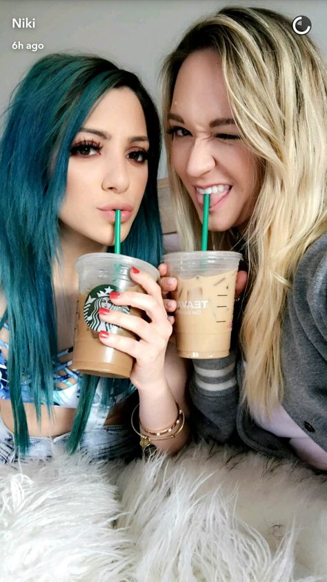 Nikki And Gabi, Niki Demartino, Niki Demar, Gabi And Niki, Famous Twins, Bff Photography, Alisha Marie, Olivia Grace, Famous Youtubers