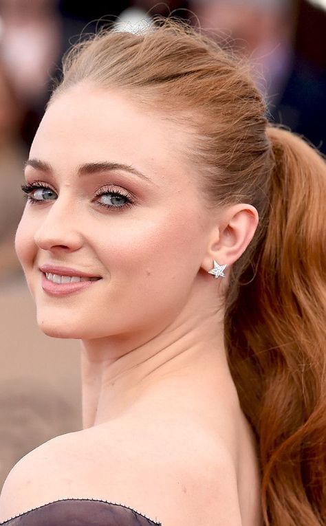 Sophie Turner from SAG Awards 2016: Best Beauty Looks The Game of Thrones actress found all the right nudes to complement her skin tone. Red Head Celebrities Woman, Red Head Bride Makeup, Red Head Wedding Makeup, Bridal Makeup For Redheads, Red Head Makeup, Red Head Bride, Sofie Turner, Makeup For Redheads, Wedding Makeup Redhead