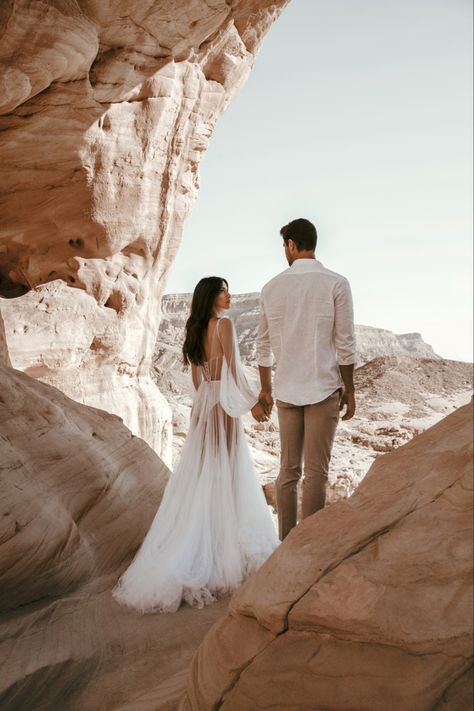 Dessert Wedding Photoshoot, Engagement Photoshoot Mountains, Desert Fashion Shoot, Cappadocia Wedding, Desert Date, Desert Engagement Shoot, Beach Wedding Pics, Desert Shoot, Pre Shoot