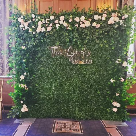 Hedge Photo Backdrop, Greenery Picture Wall, Wall Decor For Photoshoot, Greenery Wall Wedding, Ivy Backdrop, Wedding Greenery Wall, Selfie Walls, Hedge Backdrop, Boxwood Hedge Wall