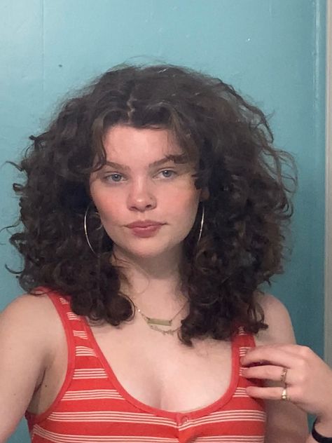 2c 3a curly hair curly 2a 2b red tank top crop top mirror pose Instagram inspo inspiration 80s Curly Hair, Haircuts For Frizzy Hair, Super Curly Hair, Layered Curly Hair, 80s Hair, Haircuts For Wavy Hair, Voluminous Hair, Beautiful Curls, Curly Hair With Bangs