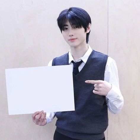 Nct Holding Sign, Kpop Holding Signs, Heeseung Holding A Sign, Enhypen Holding A Sign, Sunghoon Funny Pics, Sunghoon Memeable Face, Sunoo Memeable Face, Kpop Idols Holding Signs, Enhypen Memeable Face