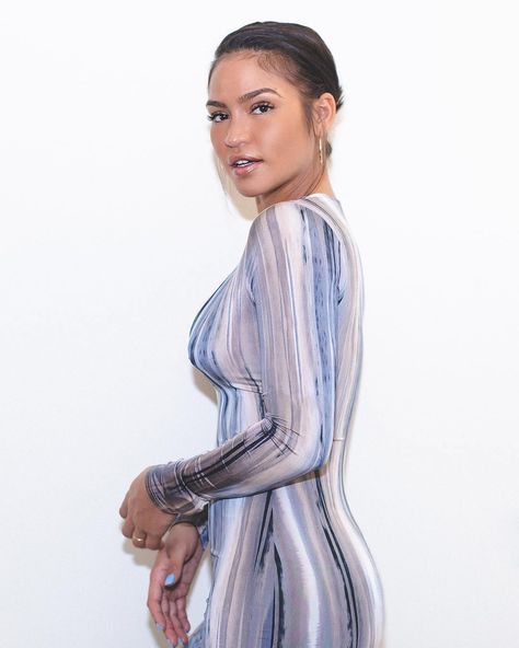 Cassie Ventura Instagram, Cassie Instagram, Sunflower Goddess, Skintight Dress, 2000s Hair, Cassie Ventura, Being Pregnant, Dissociation, Pure Beauty