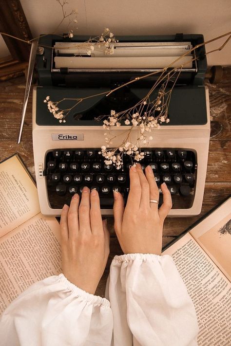 Light Academia Aesthetic, Dark Academia Aesthetic, Vintage Typewriters, Academia Aesthetic, Beige Aesthetic, Brown Aesthetic, Aesthetic Images, Aesthetic Vintage, Book Photography