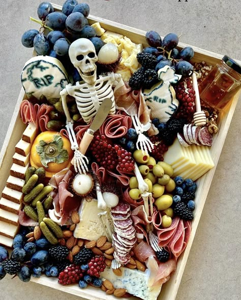 Skeleton Appetizer Tray, Graveyard Charcuterie Board, Skeleton Cheese Board, Halloween Potato Skins, Skeleton Meat Platter, Halloween Charcuterie Box Ideas, Halloween Bring A Board, Halloween Sharcudery Board, Halloween Chacutery