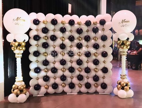 Prom Balloons, Prom Backdrops, Masquerade Party Decorations, Wedding Balloon Decorations, Balloon Crafts, Green Balloon, Birthday Balloon Decorations, Photo Booth Frame, Balloon Sculptures