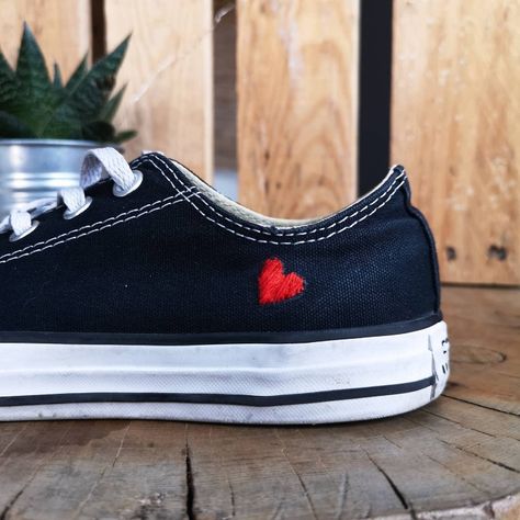 #broderie #converse #heart #coeur #red #diy #doityourself Diy Card Box, Shoes Embroidery, Swipe File, Embroidered Shoes, Vans Authentic Sneaker, Card Box, Vans Sneaker, All Star, Designer Shoes