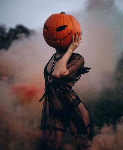 Halloween Styled Shoot, Iconic Halloween Costumes, Bouidor Photography, Halloween Photography, Shotting Photo, Halloween Photoshoot, Halloween Inspo, Fantasias Halloween, Fall Photoshoot