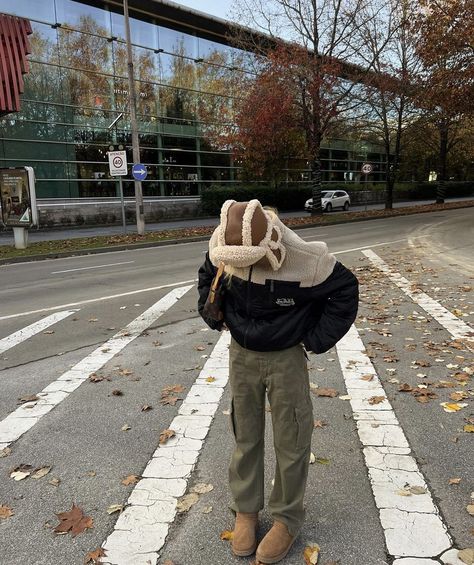 Sofia Coelho, Khaki Pants Outfit, Outfit With Uggs, Stand Collar Jacket, Fashion Stand, Stand Collar Jackets, Winter Fit, Collar Jacket, White Duck