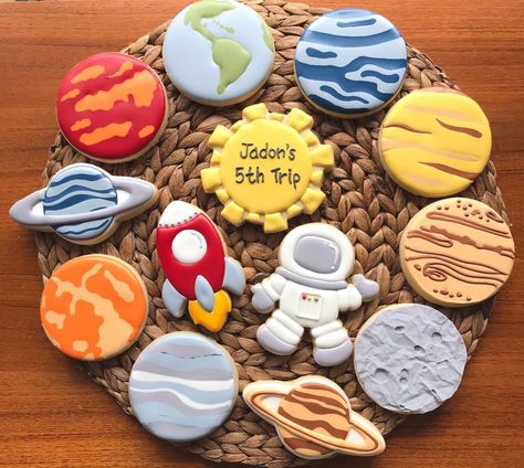 Solar System Cake, Bakery Studio, Planet Birthday, Moon Cookies, Cupcake Decorating Tips, Sugar Cookie Royal Icing, Space Birthday Party, Outer Space Birthday, Easy Cake Decorating