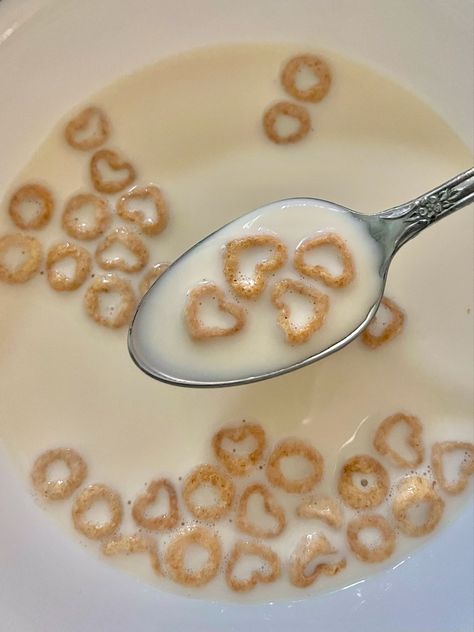 Heart shaped cheerios in a spoon over a bowl of milk with some other cheerios inside Romantic Academia, Cherry Wine, My Breakfast, Final Exam, Lipstick Stain, Med School, Fun To Be One, Sweet Recipes, Little Things