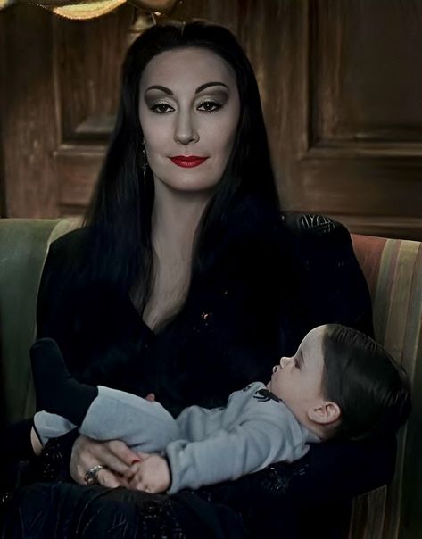 Adams Family Morticia, Addams Family Baby, Morticia And Gomez Addams, Diy Halloween Gifts, Gomez And Morticia, Gomez Addams, Addams Family Wednesday, Mommy Moments, Anjelica Huston