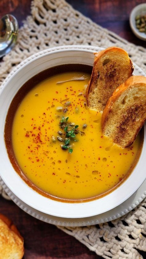 Pumpkin And Leek Soup, Pumpkin Leek Soup, Leek Soup Recipes, Pumkin Soup, Best Winter Soups, Autumn Soup, Leeks Soup Recipes, Gourmet Soup, Leek Recipes