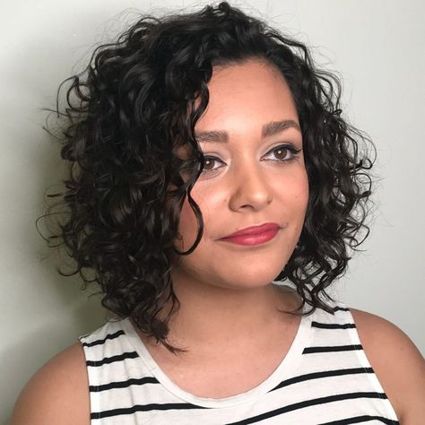 Lado Enrolado Curly Curly Angled Bobs, Modern Bob Hairstyles, Blonde Balayage Bob, Wavy Bob Hairstyles, Curly Hair Photos, Angled Bob, Short Curly Bob, Naturally Curly Bob, Curly Bob Hairstyles